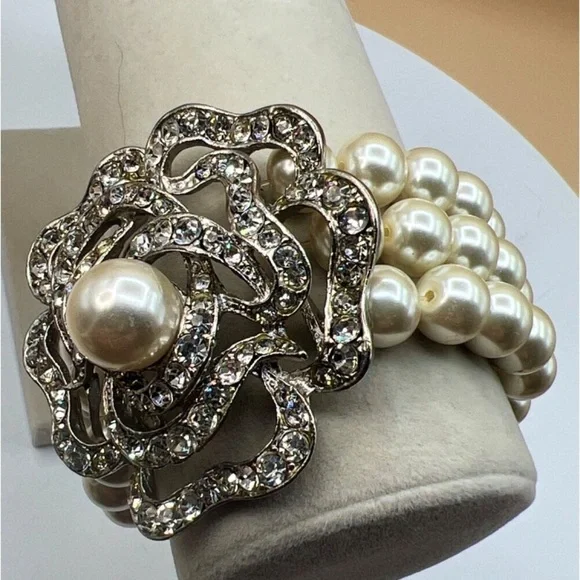 Vintage-Inspired Faux Pearl & Rhinestone Flower Bracelet B1 - Picture 3 of 7